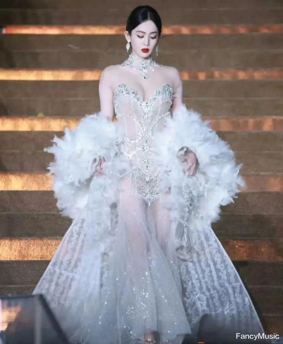 古力娜扎营销美貌翻车了,出道多年无作品,一手好牌打得稀烂!