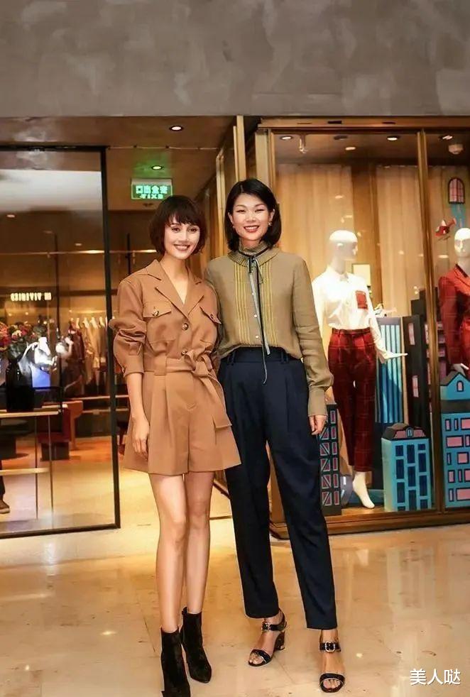 连体裤 袁泉接长发美到认不出！微卷低马尾配连体裤，浪漫雅致太温柔