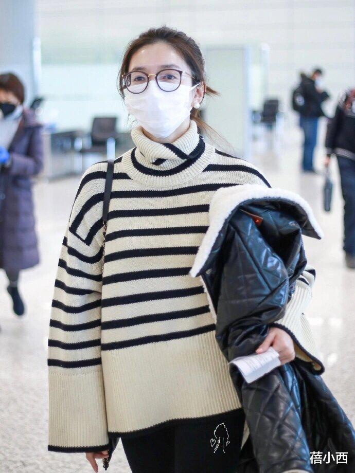 168“江疏影”又带火了极简穿搭:花毛衣+小黑裤,时髦高级又洋气