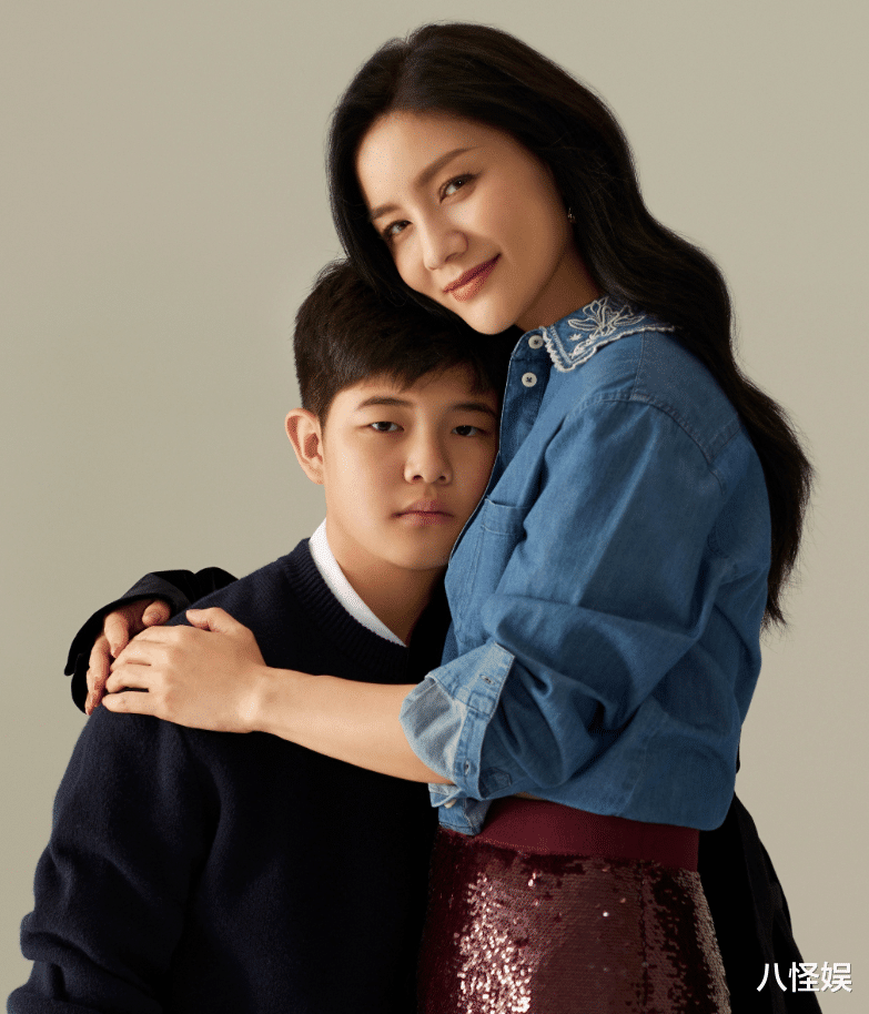 48岁胡可与沙溢拍大片,维护老公还是很帅,否认怀三胎追生女儿