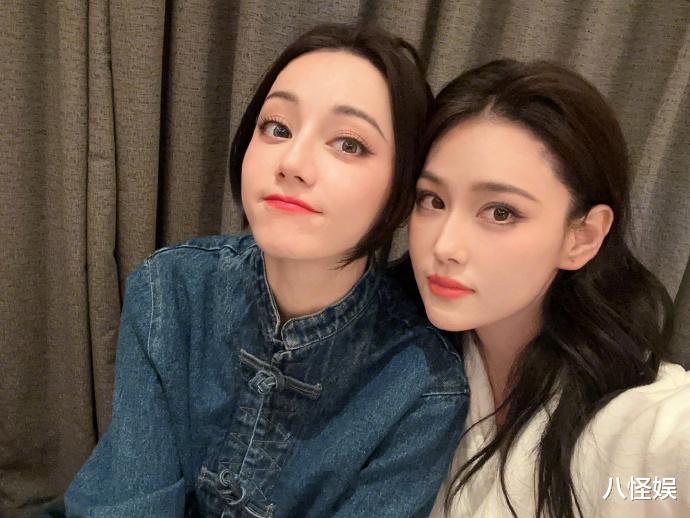 张馨予晒与迪丽热巴闺蜜情，吃宵夜聊到天亮，贴脸合照美如双胞胎