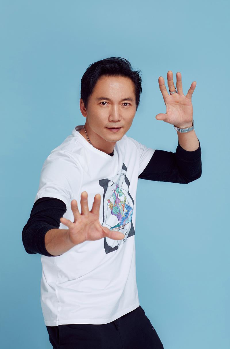 洪金宝一生就收了两个门徒,一个已经是一线巨星,另一个躺着赚钱