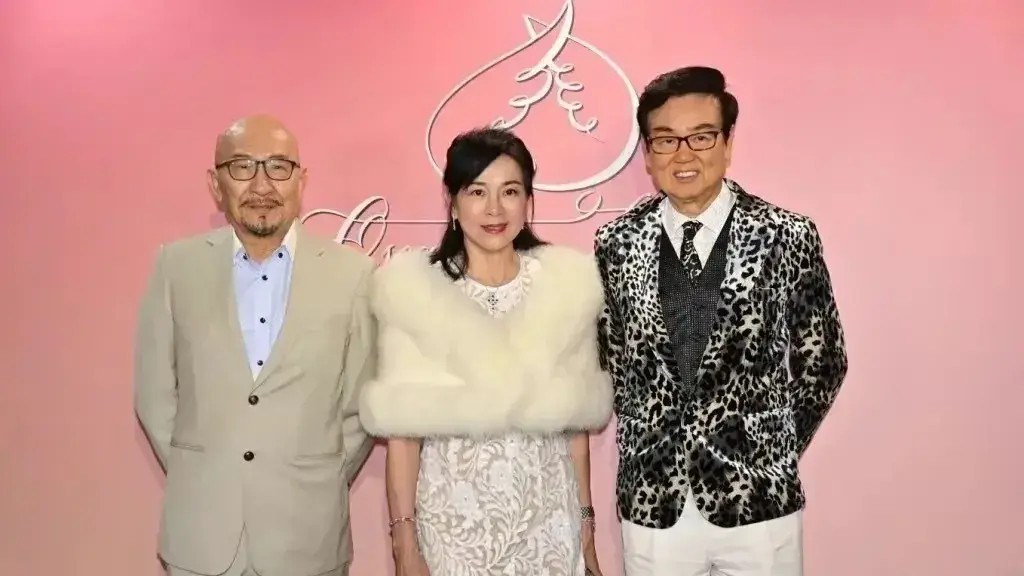 施南生地位真高，去喝王令尘喜酒坐主位，张艾嘉相伴，黄百鸣捧场