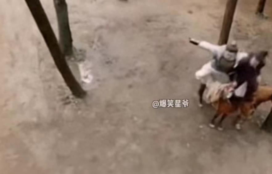 这些“侮辱观众智商”的镜头,简直荒谬无比,导演脑子被驴踢了吧