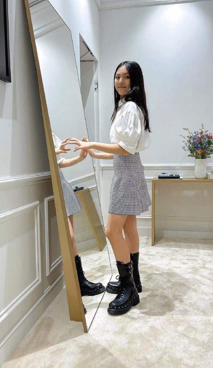 王诗龄14岁生日父母晒照，美甲吸睛，王岳伦用原相机李湘用美颜