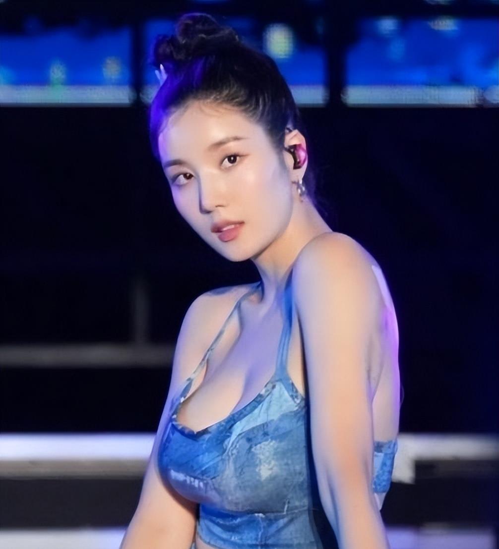 韩国女明星一个拧瓶盖的动作,引起网友热议,网友:肯定是故意而为