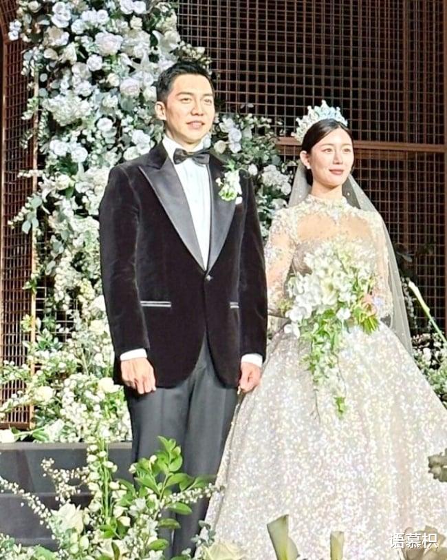 李多寅|李多寅的4套婚纱介绍!婚礼进场亮片礼服美炸,是邓紫棋最爱品牌