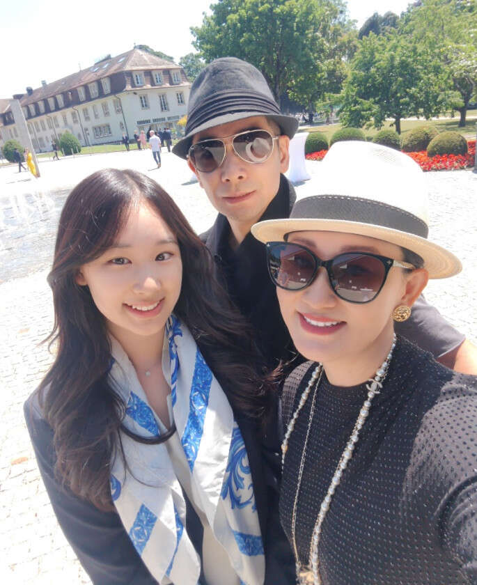 赵文卓16岁女儿瑞士毕业!身材高挑亭亭玉立,颜值不输一线小花
