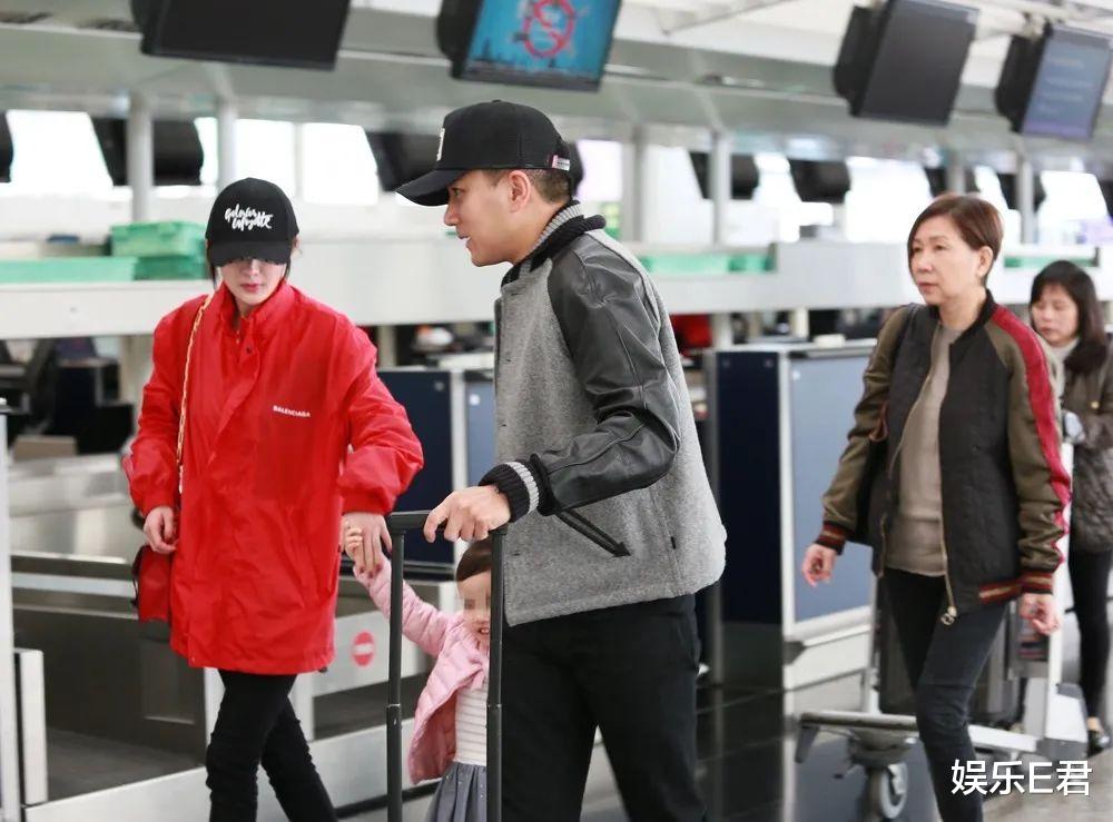 杨幂|杨幂现身香港探望女儿,手拿大盒玩具当礼物,停留一天便匆匆离去