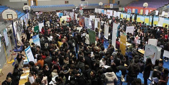 求职|今年大批打工人失业逃离城市,生活过得太内卷无助,谁来拯救他们