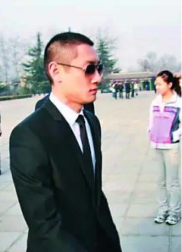 54岁的张敏：被香港大亨向华胜独宠9年，分手后嫁经纪人刘永辉