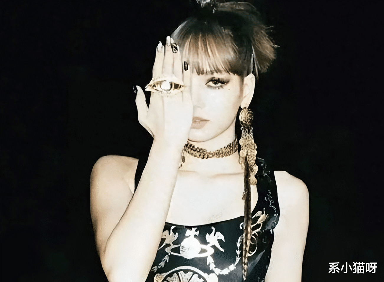 baby风波升级!质疑加入邪教、国外戴独眼戒指,惊人打码处理!