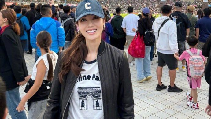 53岁李嘉欣也是梅西粉，球场开心晒自拍，系4350元腰带娇俏似少女