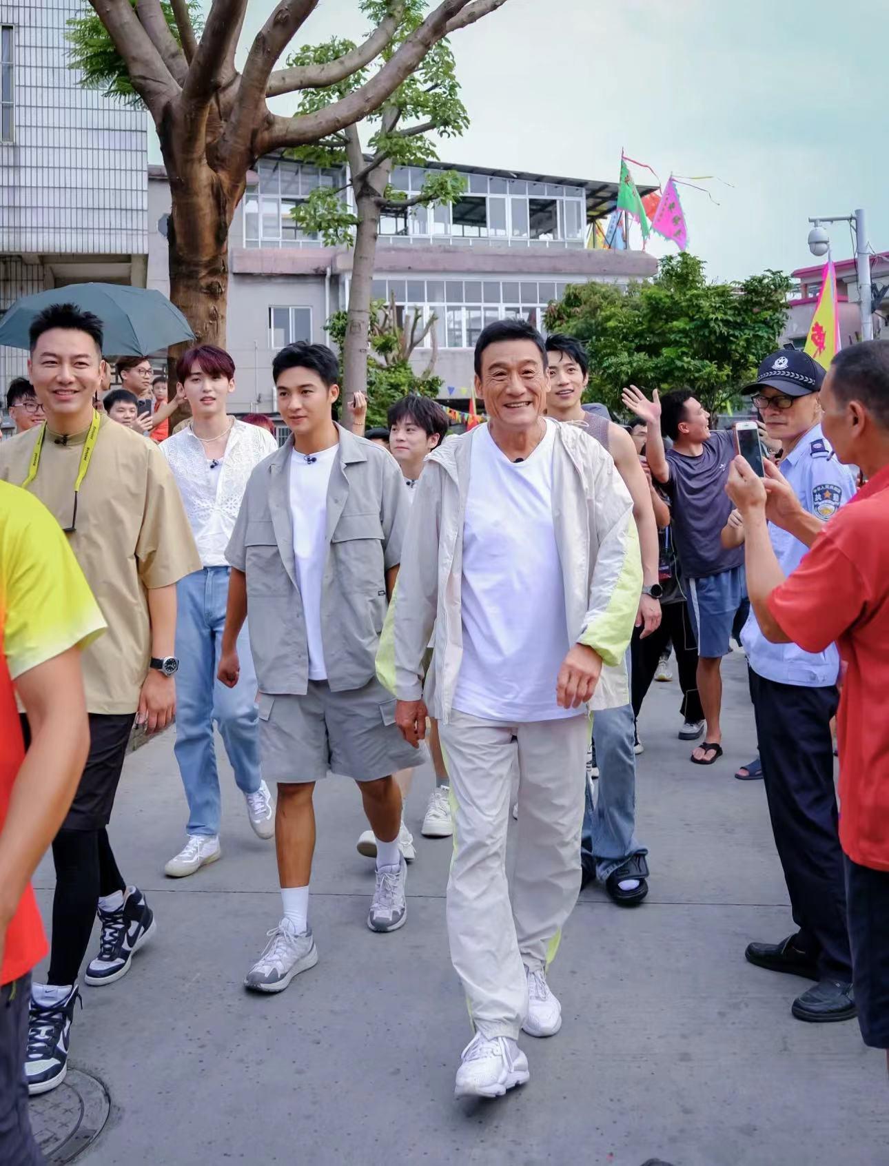 梁家辉|65岁梁家辉老到认不出,现身广东老家赛龙舟,身材健朗精神不错