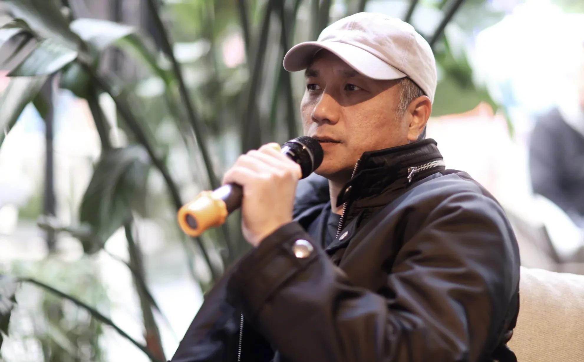 冯小刚|64岁冯小刚回国参加追悼会!张艺谋、陈道明等50位知名导演齐露面