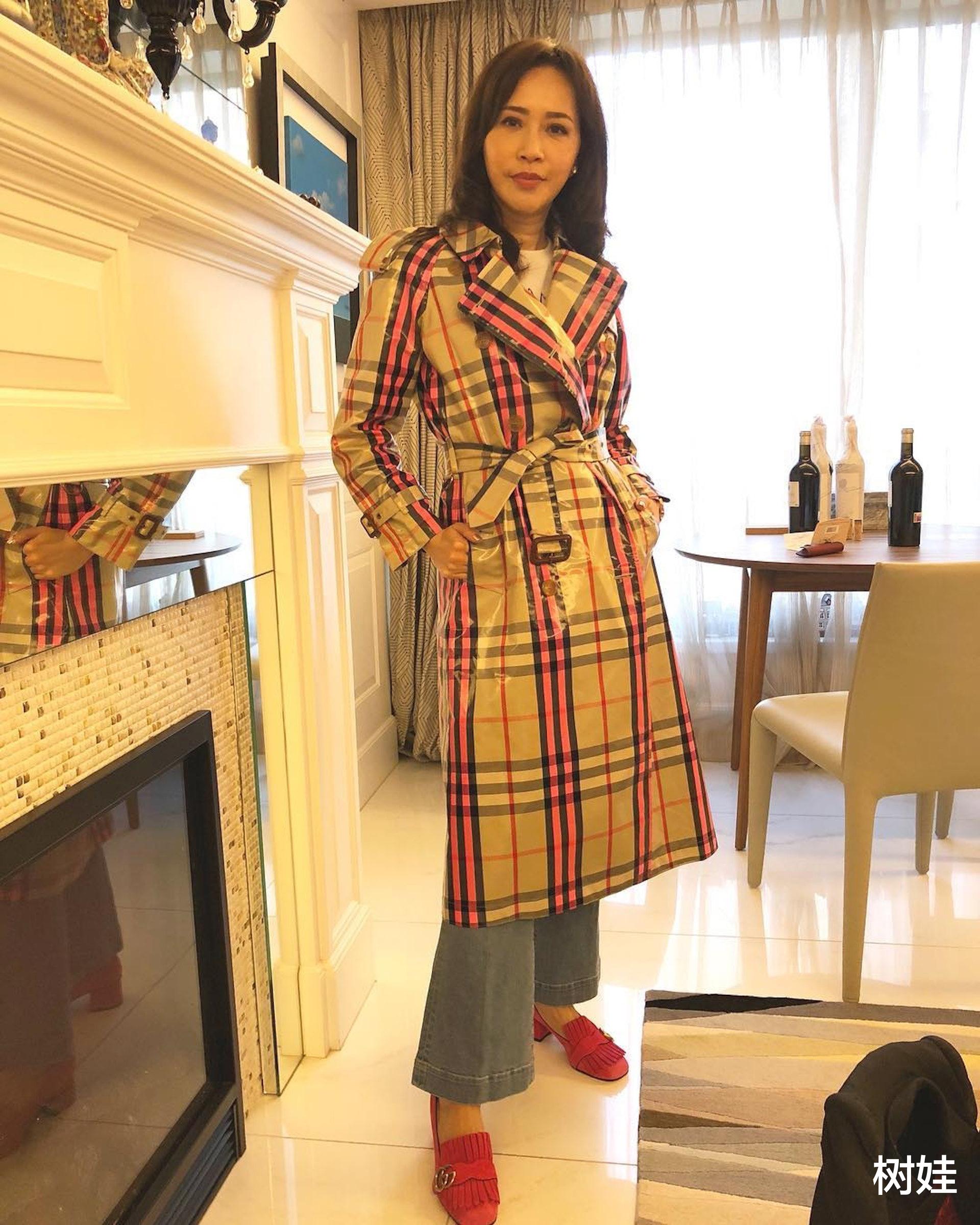 TVB|顾纪筠34岁继子家中设宴，合照91岁胡枫坐中间，TVB两大高层出席