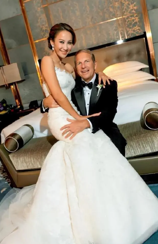 李玟外籍老公现身丧礼！3名保镖保护仍险遭围殴，亲手将爱妻火化