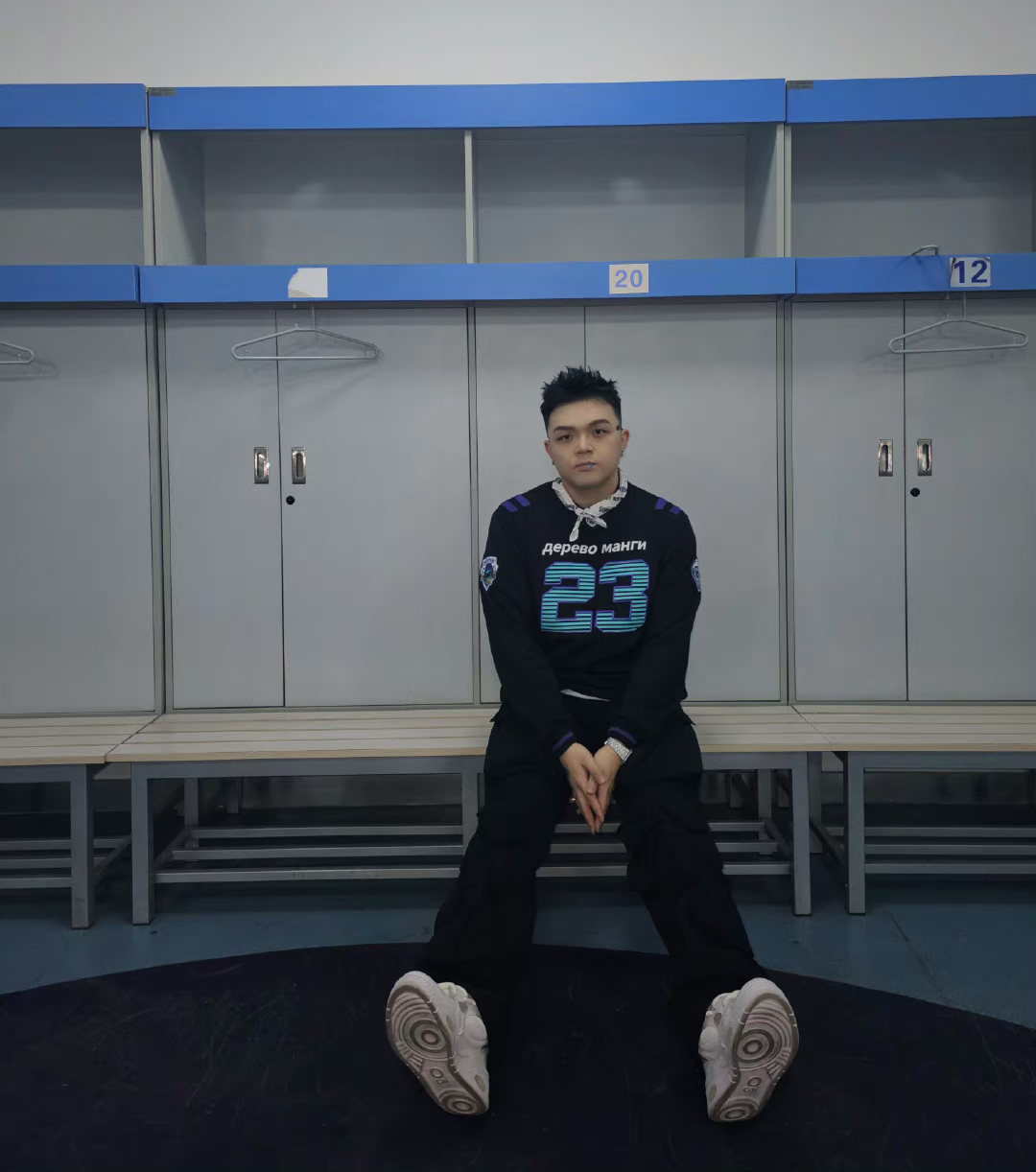 说唱歌手艾福杰尼官宣恋情，与女友穿情侣装同过万圣节，感情超甜