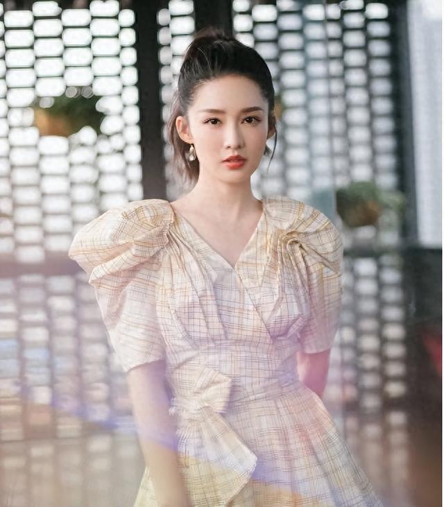 李沁巴黎秀场美翻天，国际脸秒杀外国女星