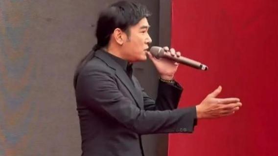 焦恩俊|55岁焦恩俊走穴赚钱，头戴假发被调侃，曾为女儿抚养权净身出户