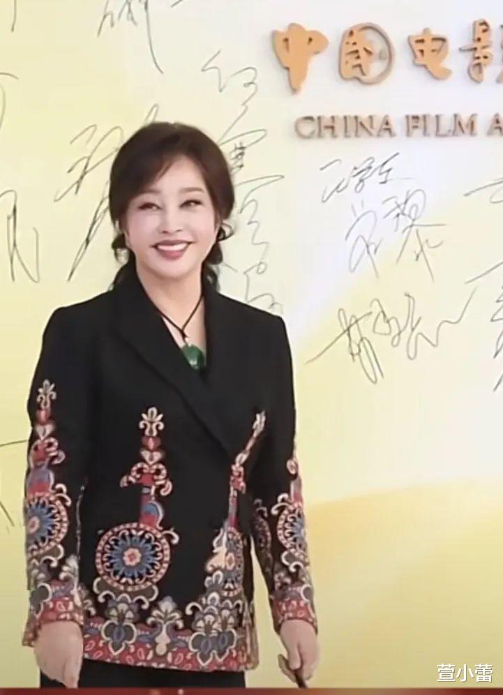 刘晓庆|刘晓庆71岁还是17岁?她是“不老女神”吧,同学聚会像两代人