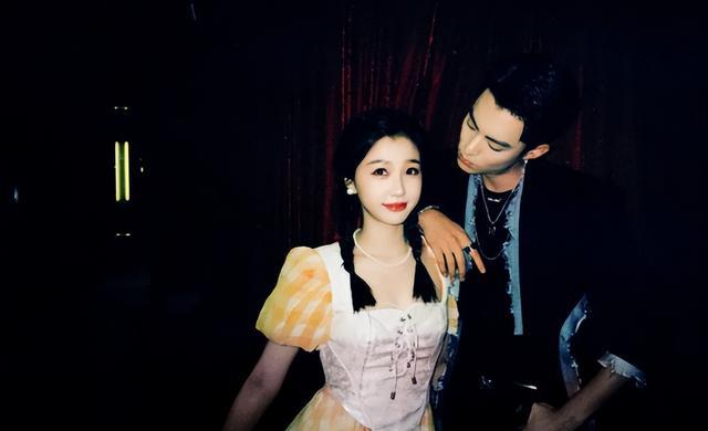 王鹤棣曝疑似养嫂子事件，直播时打电话忘关麦，亲切称呼对方宝贝