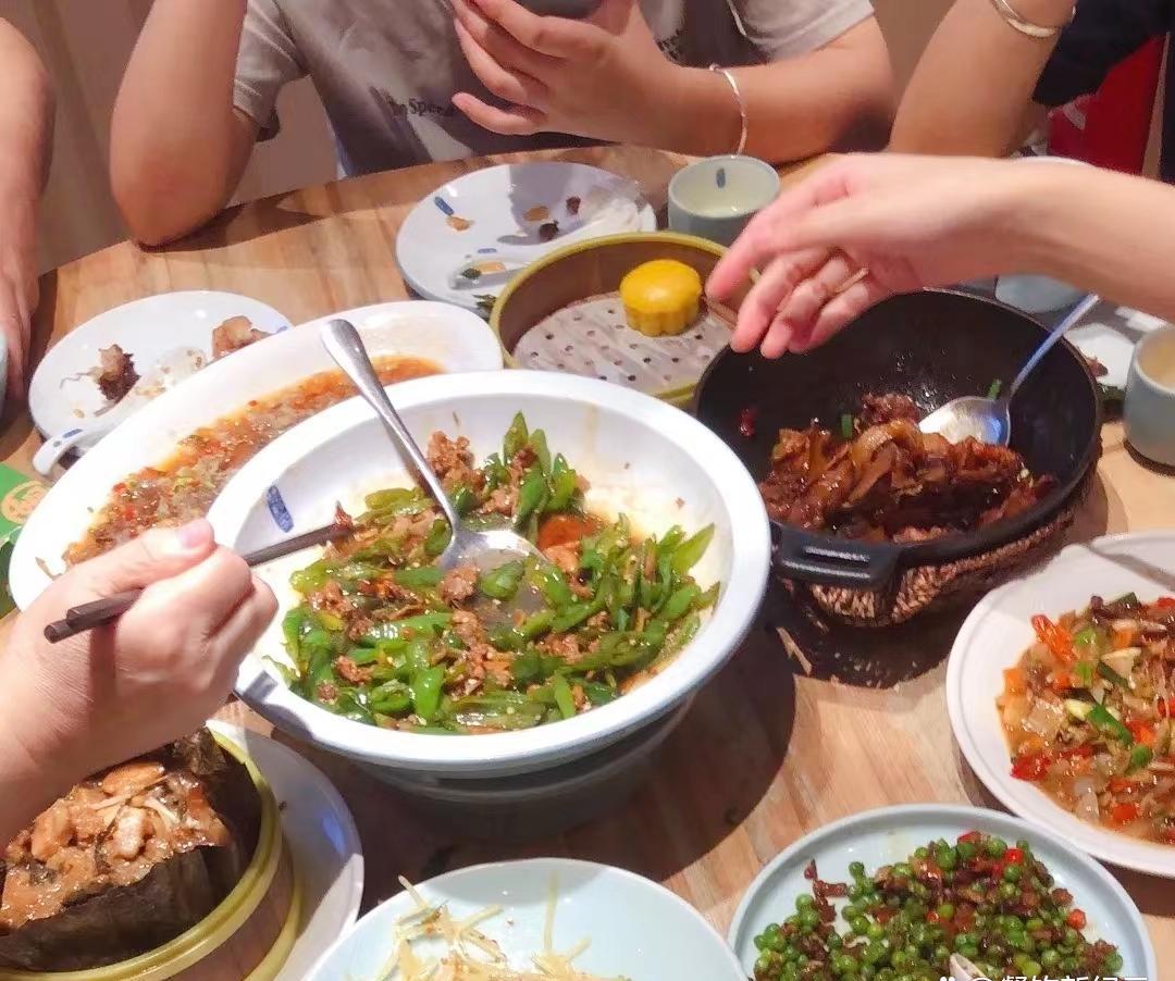 外婆家|孩子去外婆家过暑假，50天长胖35斤，亲妈看后疑惑：这是我孩子？