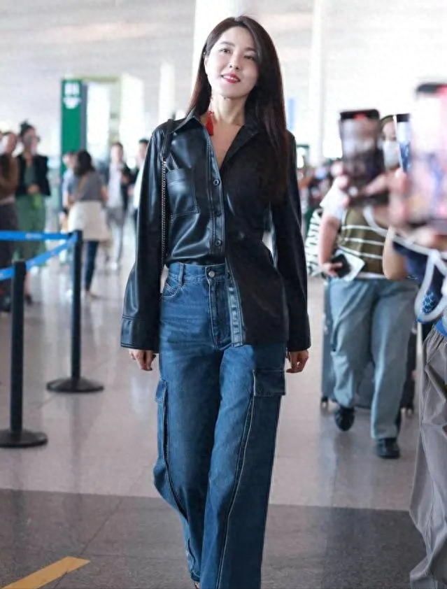 47岁曾黎现身北京机场！身高170cm鹤立鸡群，笑容满面气质抢眼