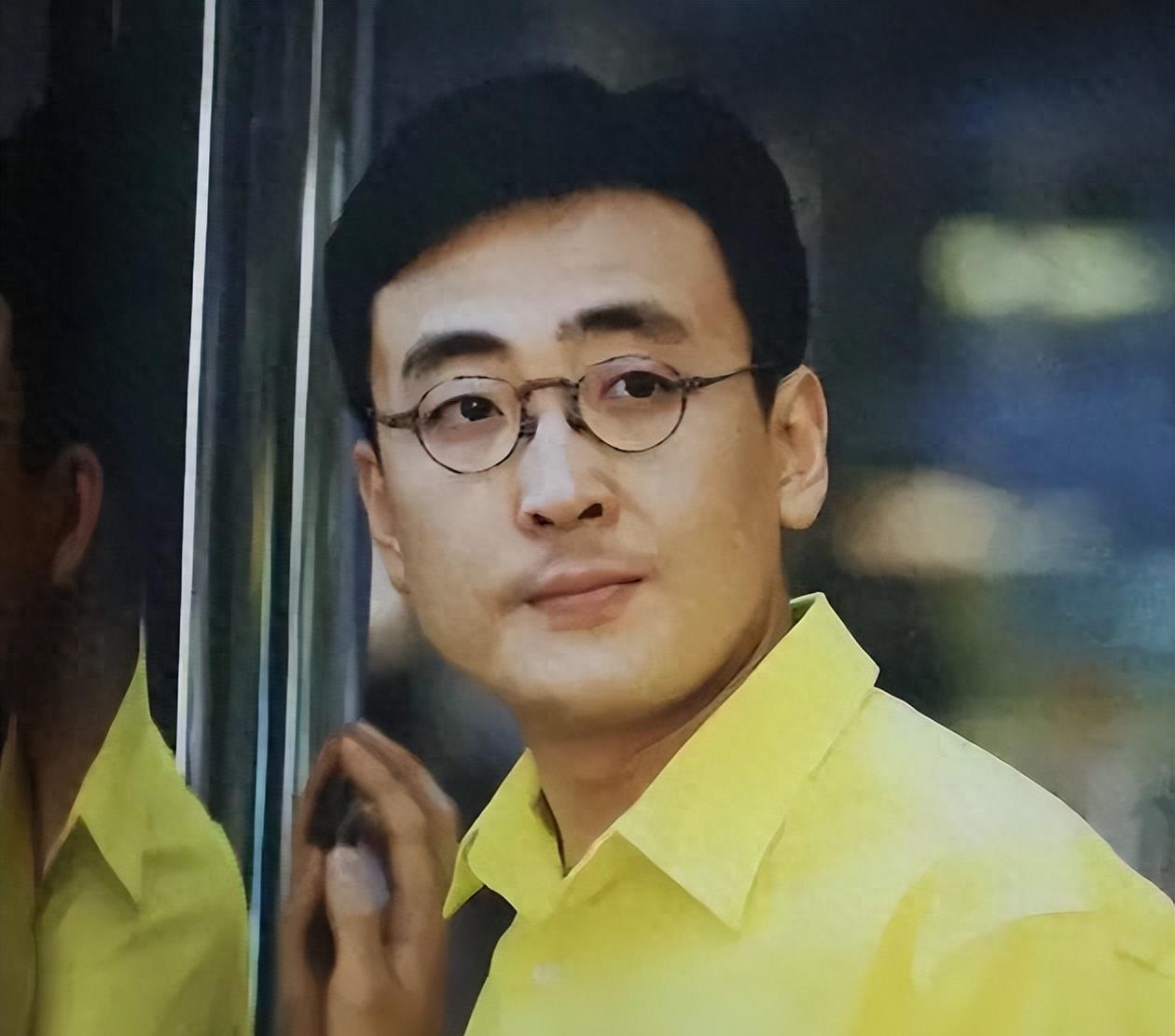 自爆与两名女主持同眠一张床,当了十年的地下情人,56岁还没玩够