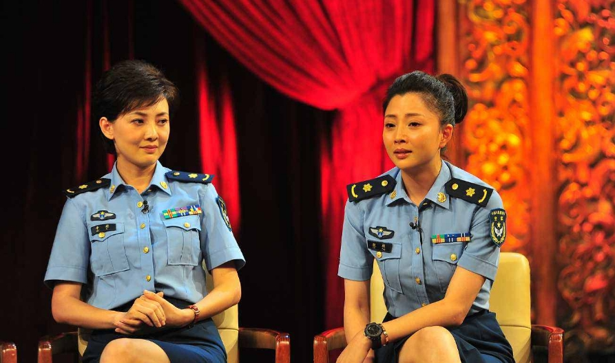 50岁牛莉整容!尖下巴朝天鼻网红脸,镜头凑近也太吓人了!