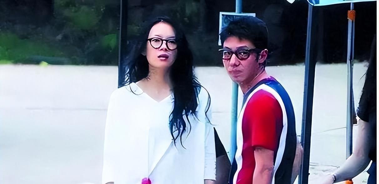 周一围还没亲,章子怡就张开嘴、伸直腿,难怪网友提醒朱丹要小心了!