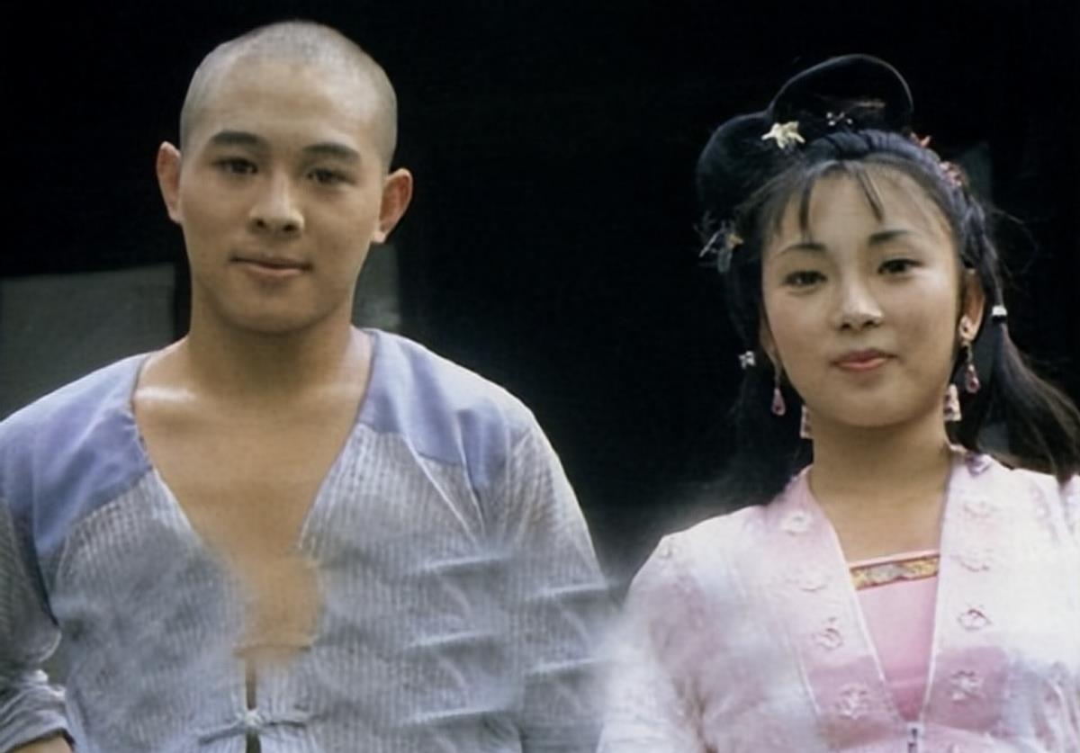 李连杰晒妻子近照，61岁利智衰老似奶奶，62岁黄秋燕仍然美艳动人