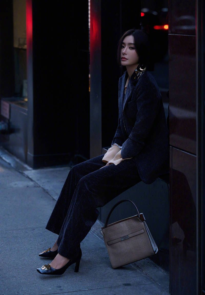 秦岚蓝色西装低调时尚 飒爽干练演绎职场女强人