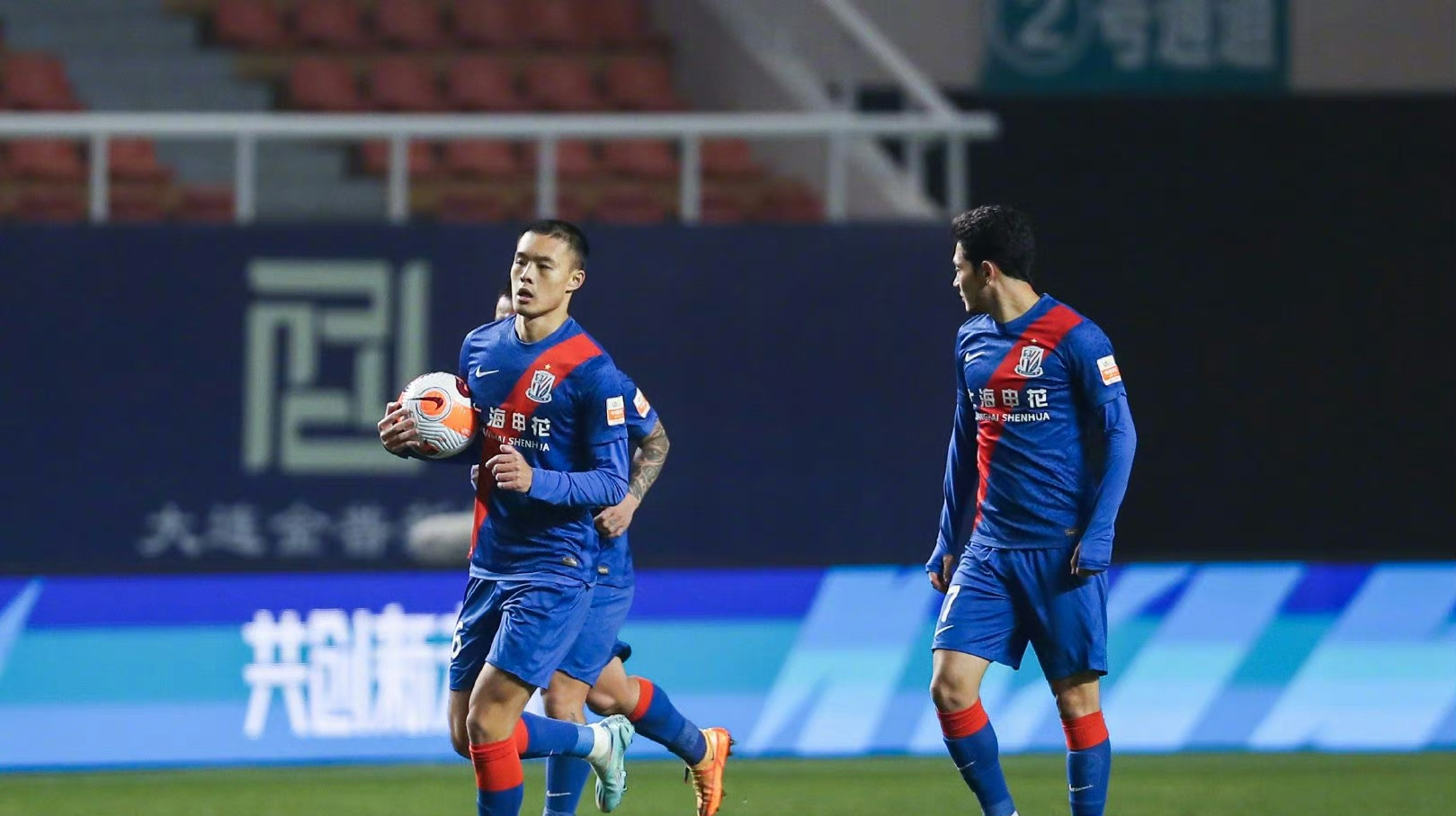 7场0球,申花新援中锋不如杨旭,周爆 刘若钒掉队,只剩离队一条路