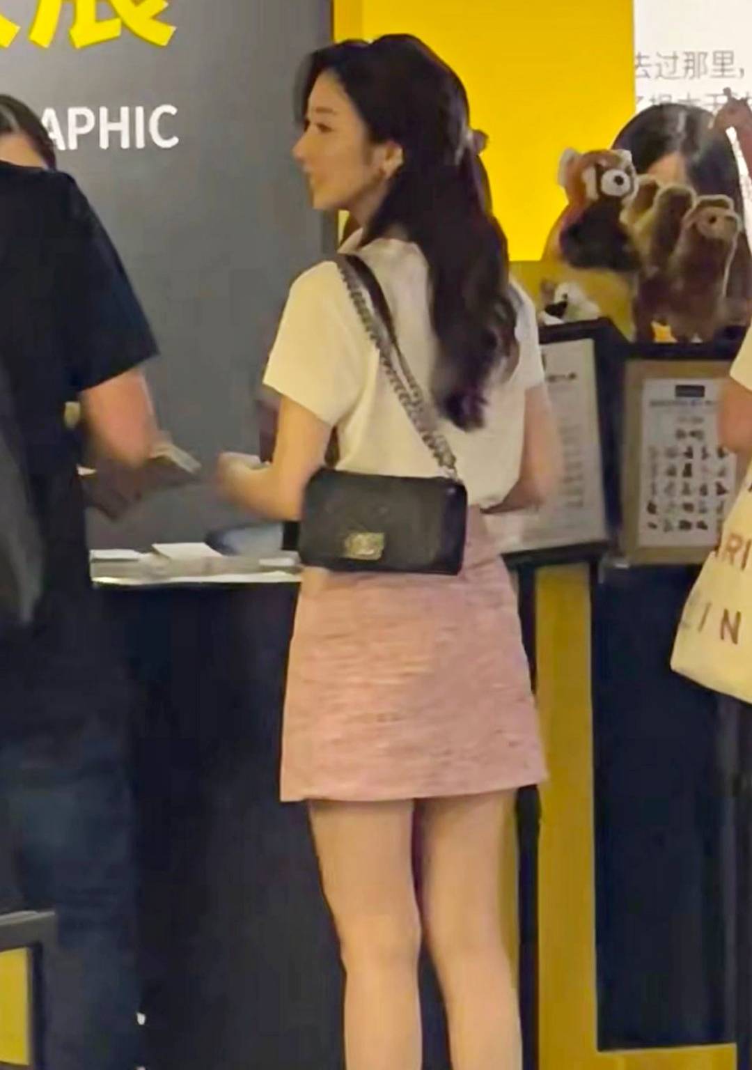 何依婷突然公布婚讯!老公背景公开 大学时已认识