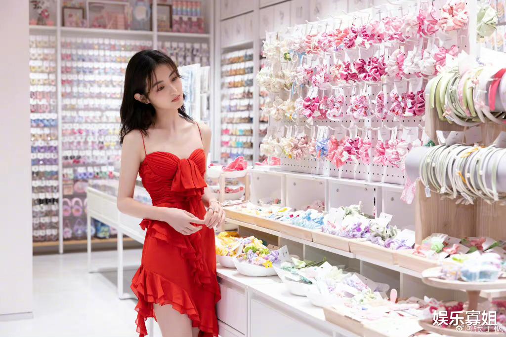 张子枫|张子枫出席品牌活动，整个人消瘦了很多，胸腔骨都清晰可见