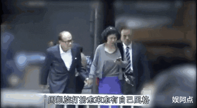 李嘉诚现身寺庙礼佛，女友周凯旋悉心陪同！2位外国保镖被指帅气