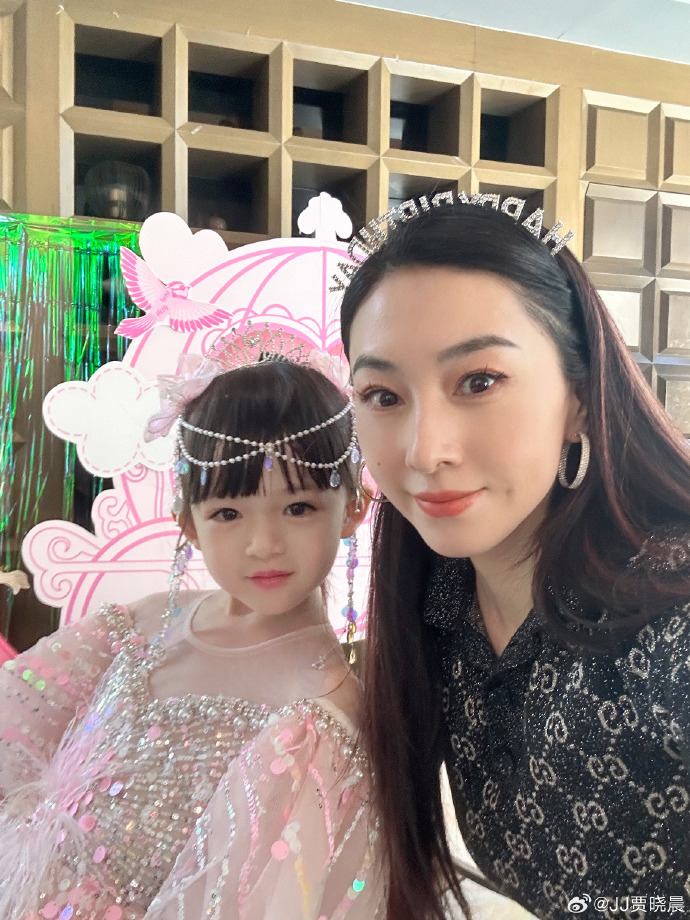 贾晓晨晒全家福为长女庆生，6岁兜兜精灵似公主，樊少皇胡子拉碴