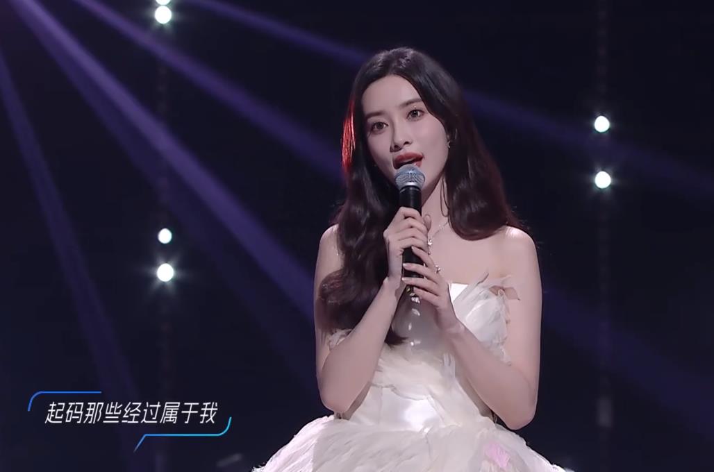 818晚会:周深唱哭我,Ella脸崩,周笔畅乱穿,李宇春化“猴妆”