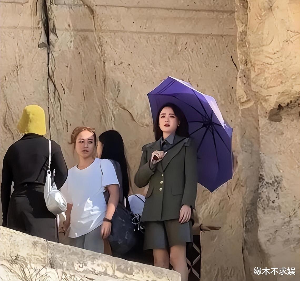 陈乔恩艾伦被偶遇，陈乔恩一身行头超15万，老公穿搭朴实很害羞