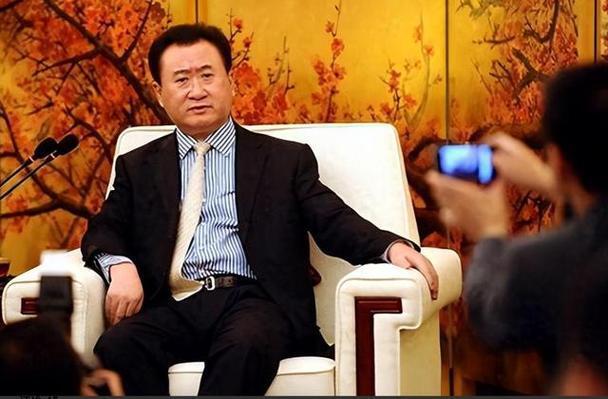 王思聪无奈继承万达家业，一身休闲装或成最后的倔强