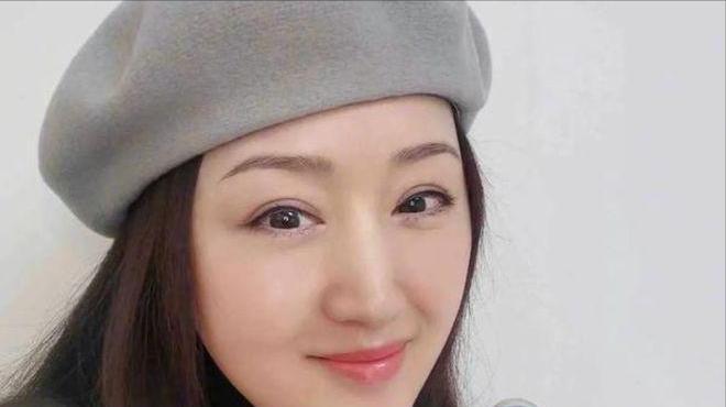 杨钰莹|52岁杨钰莹怀孕了?挺大肚穿高跟鞋险摔倒,助理表情惊恐忙搀扶