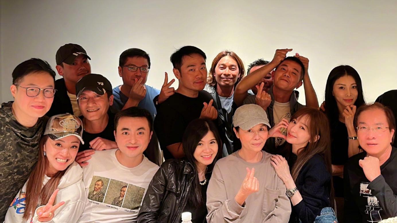 王心凌|王心凌晒家人合照：与妈妈搂抱好温馨，与好友合照好开心！