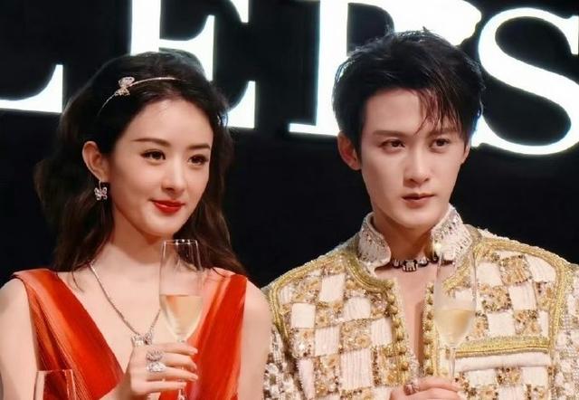 赵丽颖珠宝展形象引发网友热议，生图曝光，犹如农村办席的主持人