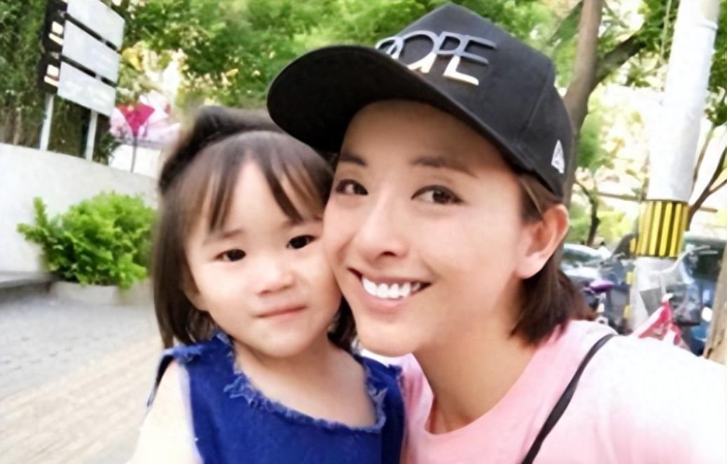 “傻姑”黄小蕾:被杜淳狂追,38天闪婚闪孕,被迪士尼“封杀”了