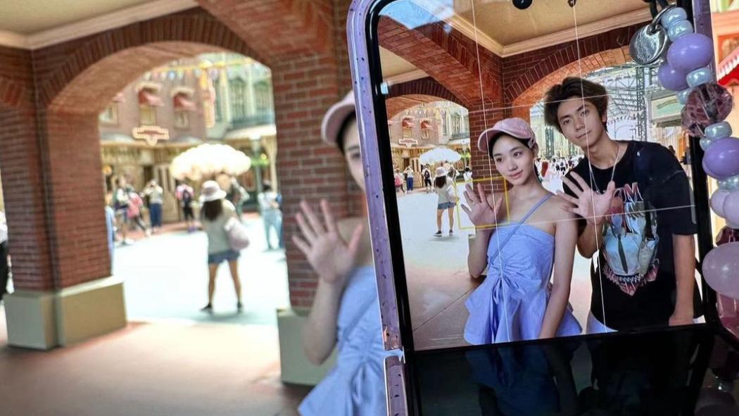 许韶恩晒与表弟合照！穿清纯蓝戴粉帽俏皮甜美，大S外甥帅如明星