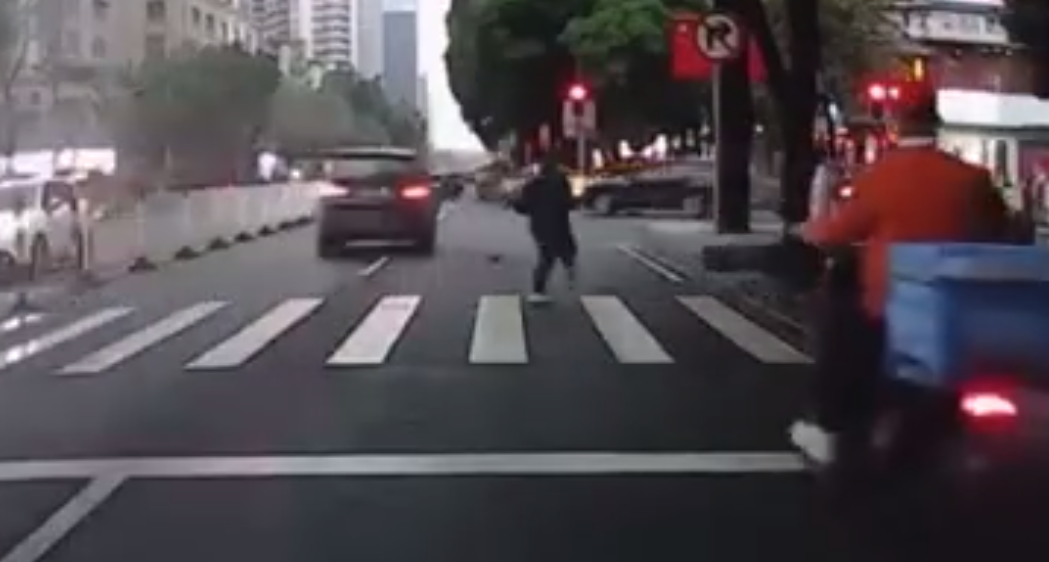 广州宝马失控现场曝光:司机一边开车一边撒钱,被控制后笑容诡异
