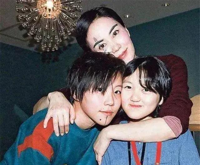 天后王菲离异两次,不敢再婚,最放心不下57岁仍单身的亲哥哥