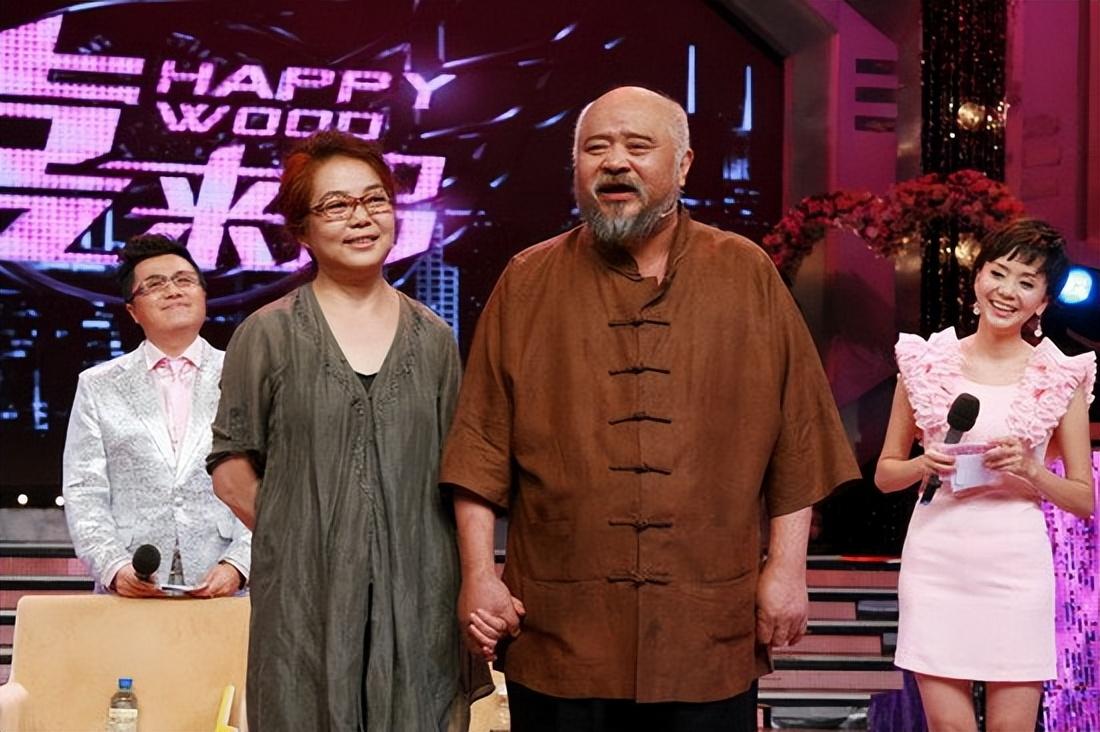 李琦|68岁老戏骨街边卖烤串，10元一串环境脏乱差，曾因烟酒过多住院