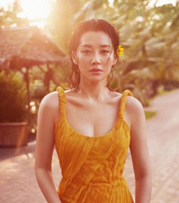 李小冉的腿,殷桃的腰,许晴的臀,这7位中年女星越老越是性感迷人